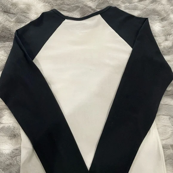 Hollister Black and White Raglan Top - Picture 7 of 10